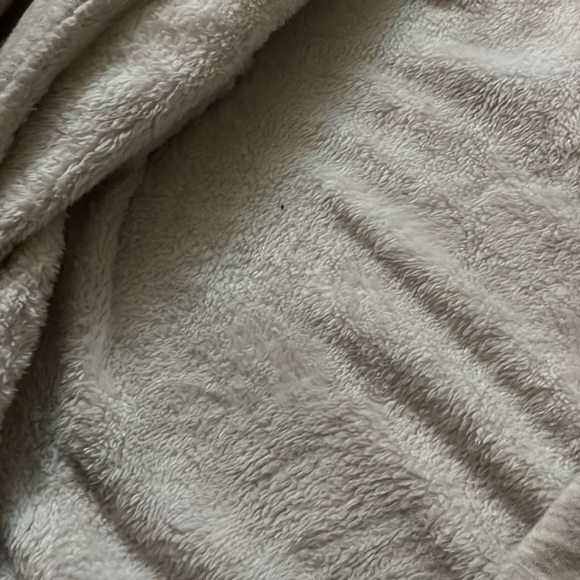 Heavy weight jacket with fur in the inside that will keep you warm from h&m. - Picture 2 of 4